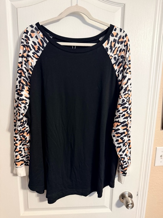 Rosriss Tops - NWT Rosriss Black Leopard Print Raglan Baseball Tee - Plus Size